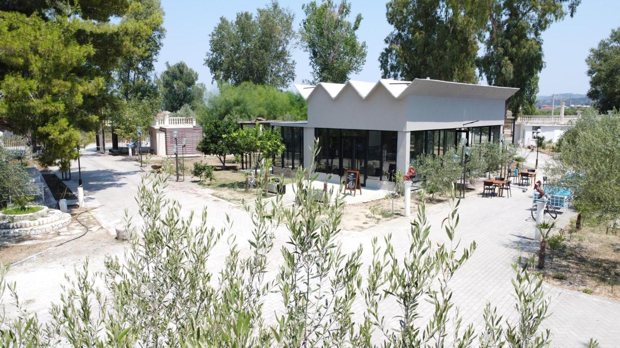 ホテル Kavalona Park Vlorë エクステリア 写真